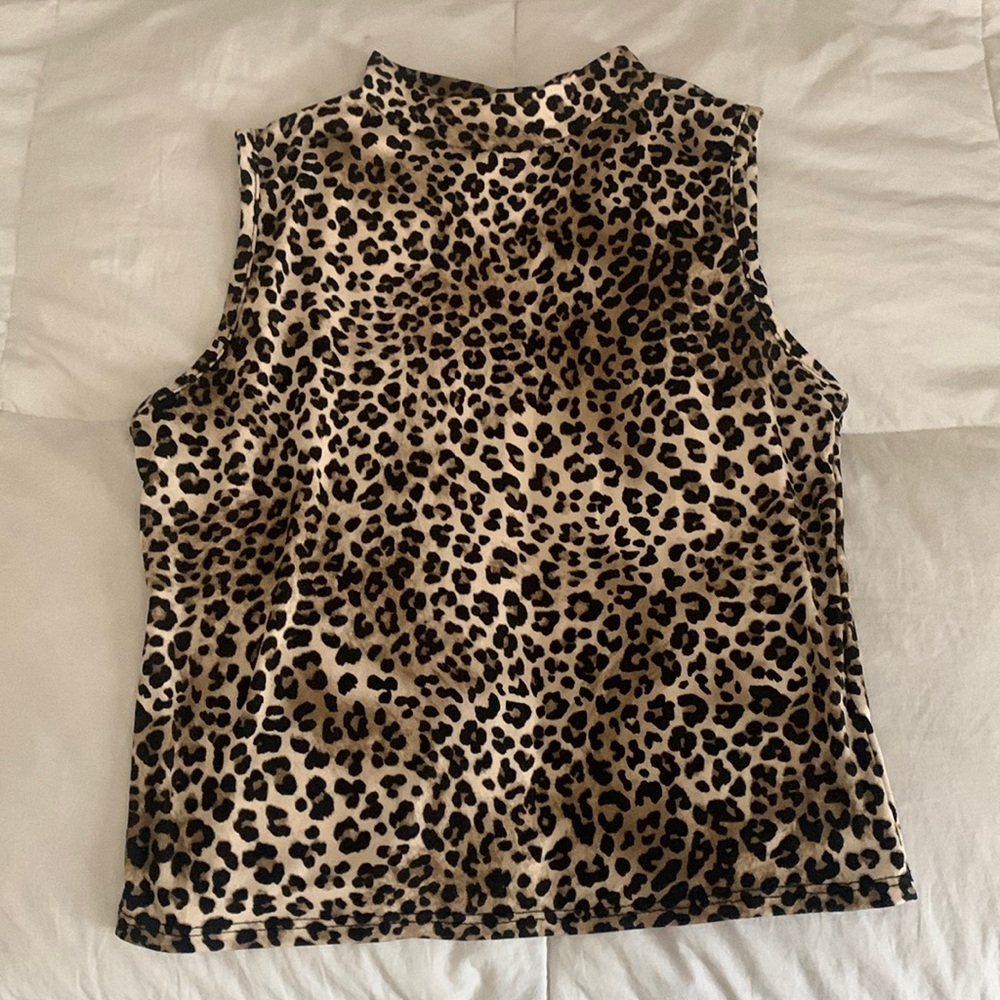 Sleevless Leopard Print Shirt 🐆